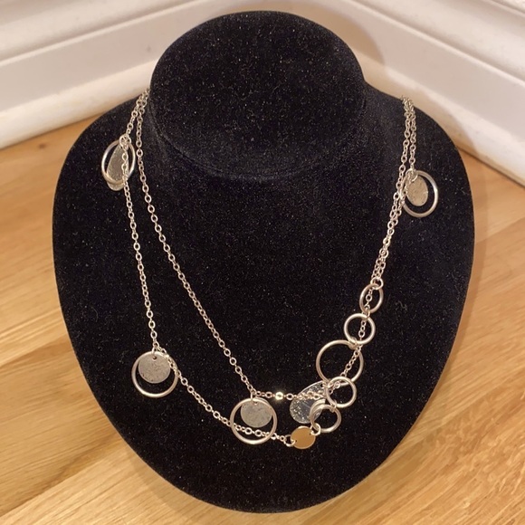 ✅Silver tone long necklace w/ discs, circles & teardrop  shapes 🩶 - Picture 2 of 5